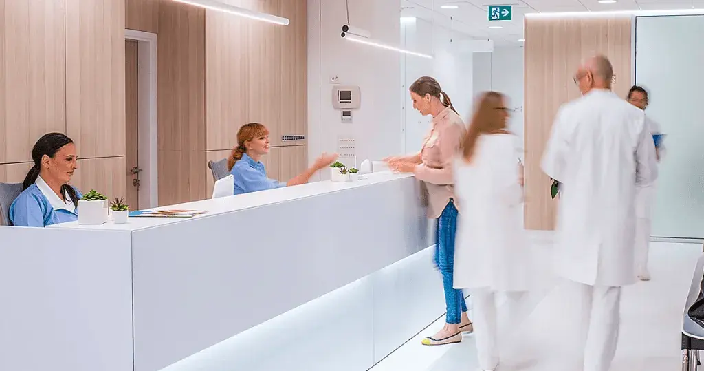 Recepção de clínica com profissionais e pacientes