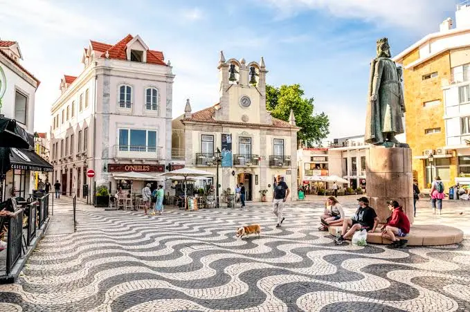 Praça em uma cidade portuguesa com pessoas circulando