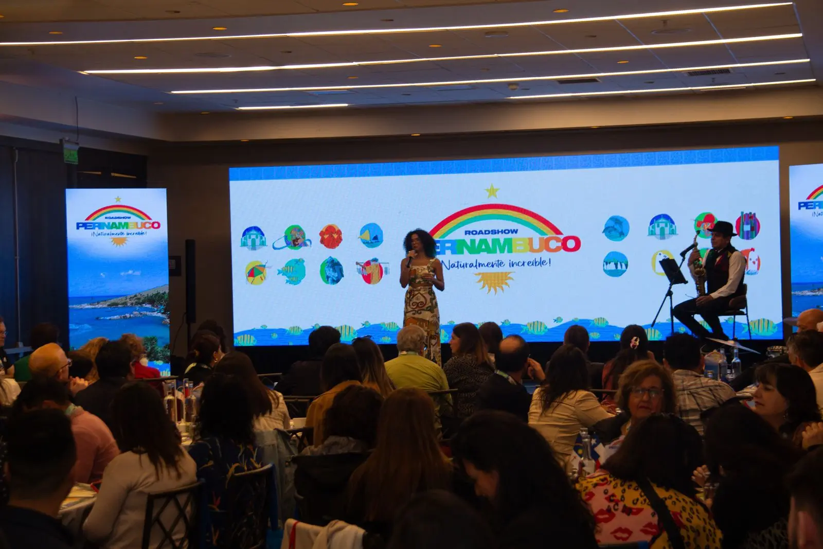 Apresentação sobre turismo em Pernambuco para uma plateia