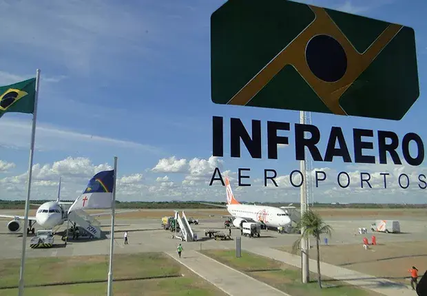 Placa da Infraero junto ao pátio de aeronaves