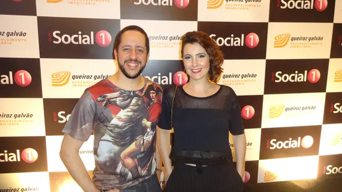 Convidados diante do painel de um evento Social1