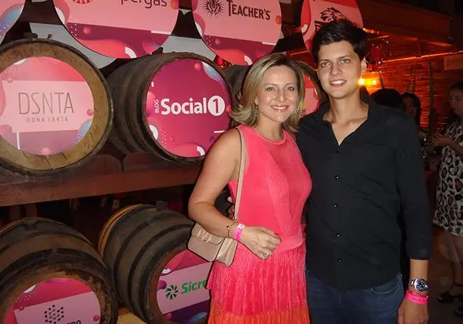 Duas convidadas em evento com a marca Social1