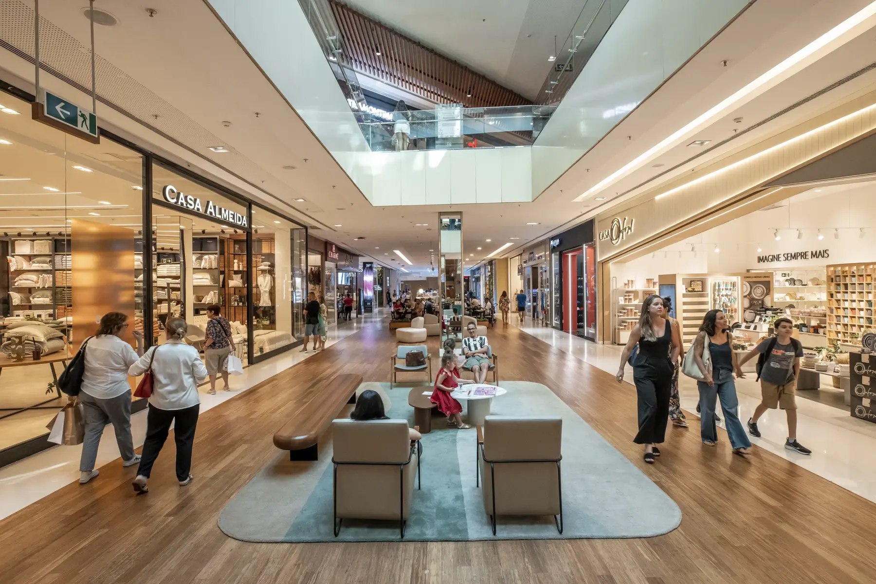 Pessoas circulando entre lojas de um shopping