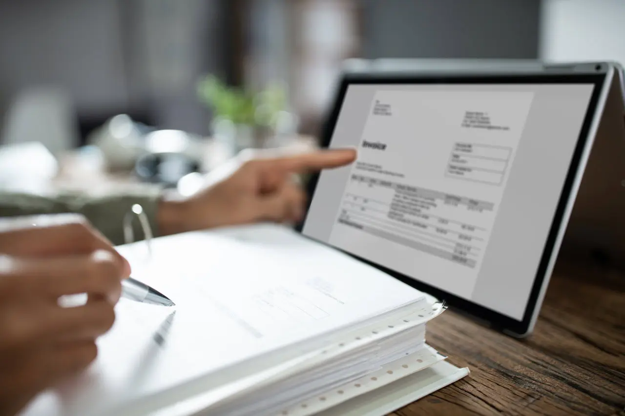 Pessoa conferindo um documento digital em um tablet